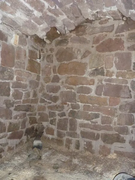 Natursteinmauer mit Bogen