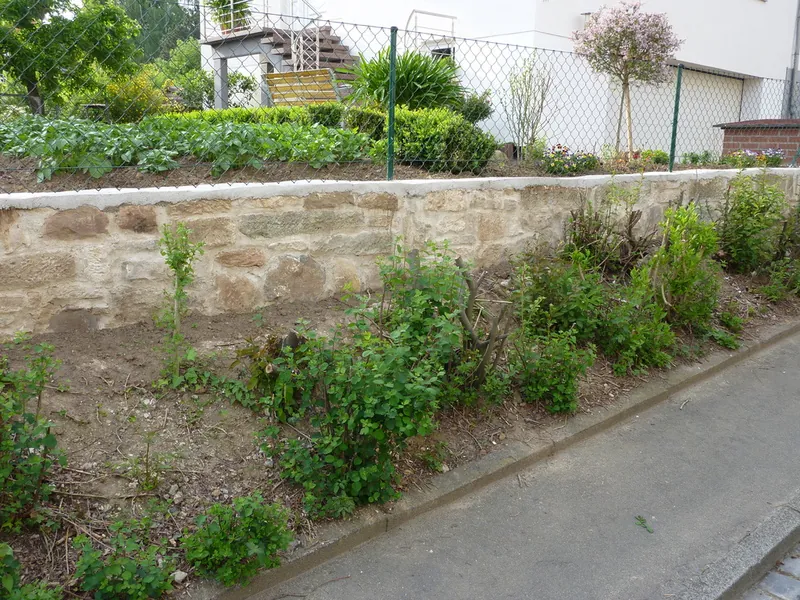 Natursteinmauer am Weg