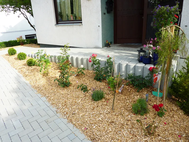 Pflasterweg mit Beeteinfassung