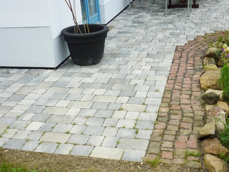 Terrasse mit Natursteinkante