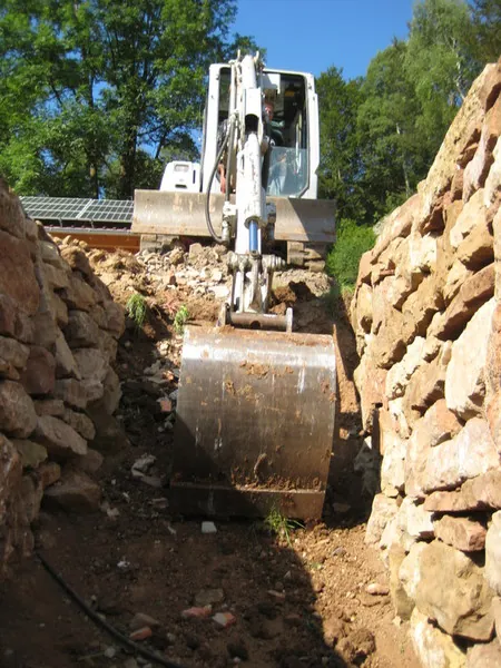Aushub an Natursteinmauer