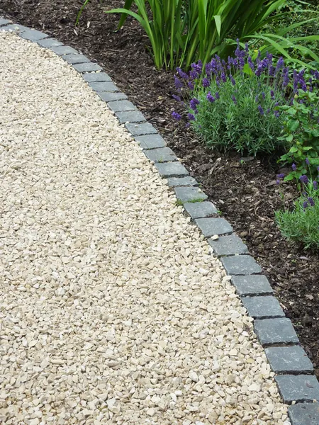 Kiesweg mit Granit-Einfassung