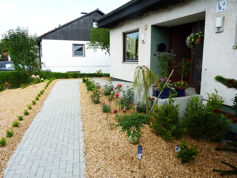 Fertig angelegter Gartenweg an einem Wohnhaus in der Region Bad Wildungen